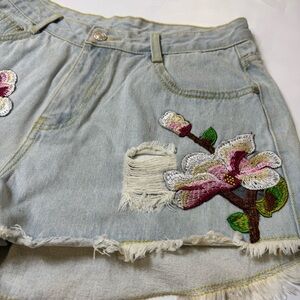 Floral Embroidered Jean Shorts size Medium